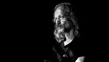 Sbírku Nevlastní uvede Petr Hruška v Ostravě, v Brně a v Košicích na festivalu Měsíc autorského čtení s vročením 2017. Foto: David Konečný